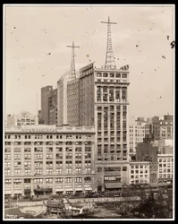 Utsikt över Aeolian Building över Bryant Park, 29 West 42nd Street, New York, 1924 (silvergelatintryck)